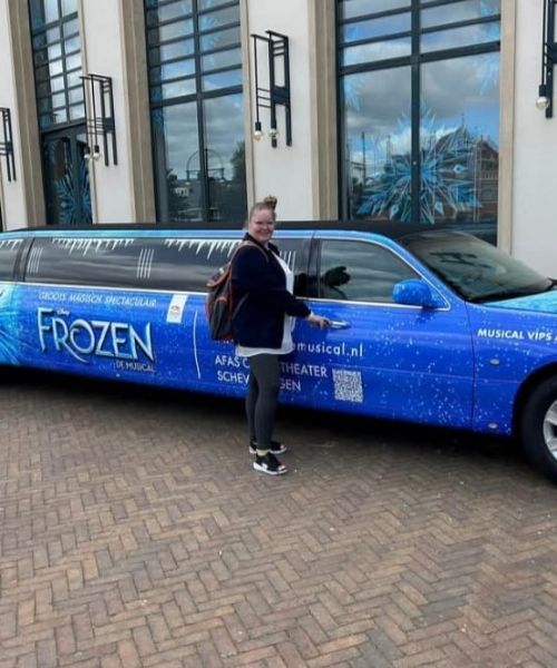 Deelnemer van Francenvrij bij blauwe Frozen-limousine voor het AFAS Circustheater in Scheveningen
