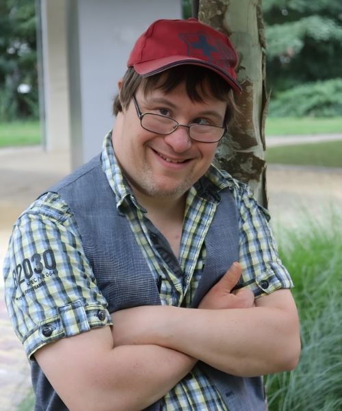 Rick leunend tegen een boom in Heerenveen tijdens een activiteit van Francenvrij